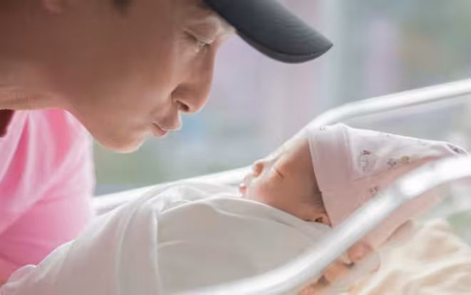 45歲香港男星女兒出生變曬娃狂魔!再爆女兒萌照!周勵淇:好像你
