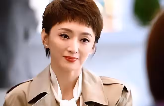 何晴最後露面臉色蠟黃笑容僵硬！前夫許亞軍妻子因何晴獨子火出圈