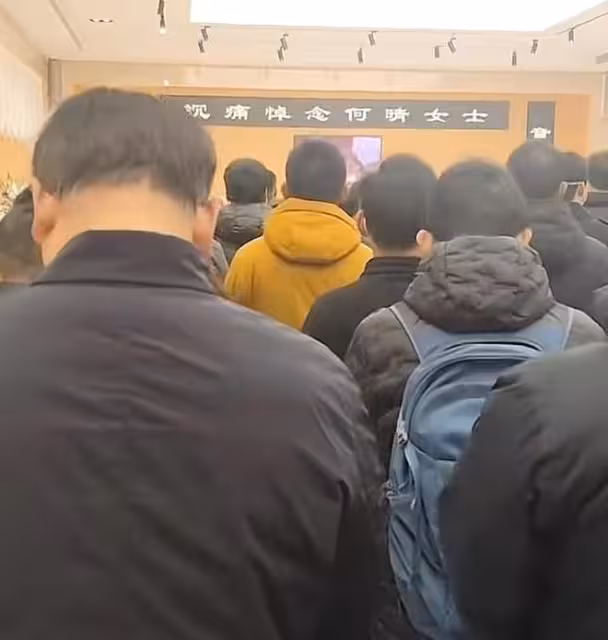 何晴告別儀式，兒子心痛到腰杆直不起來，許亞軍露面哽咽難掩悲傷