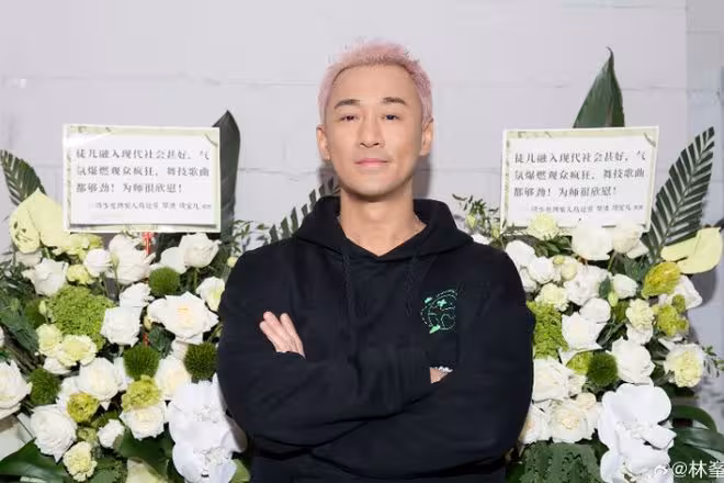 林峯重慶開唱收「項少龍一家」花籃！楊茜堯擔任嘉賓！現場播劇照引回憶殺