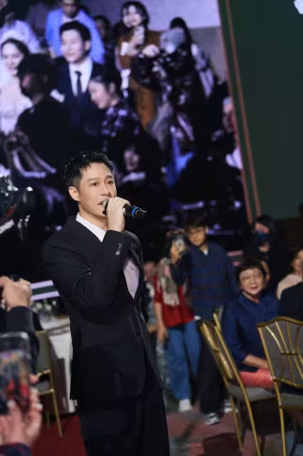 太幸福!婚禮放他歌…下一秒超大咖男神真的現身了 新娘當場嚇哭