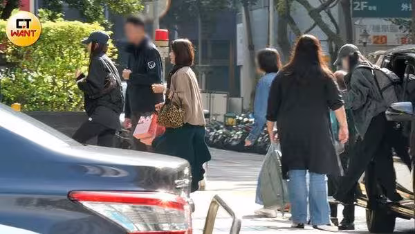 TWICE子瑜低調返台！　最高規格護駕「工作一天燦笑下班」