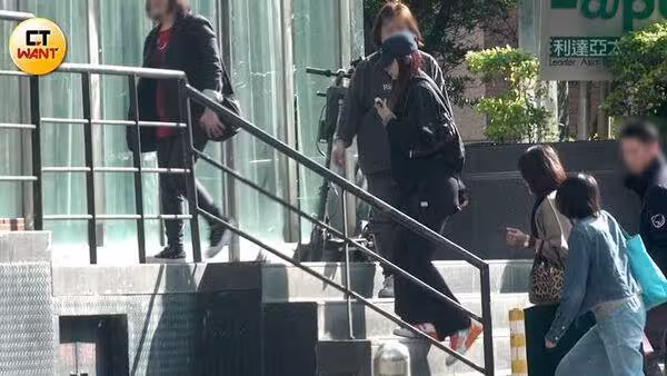 TWICE子瑜低調返台！　最高規格護駕「工作一天燦笑下班」