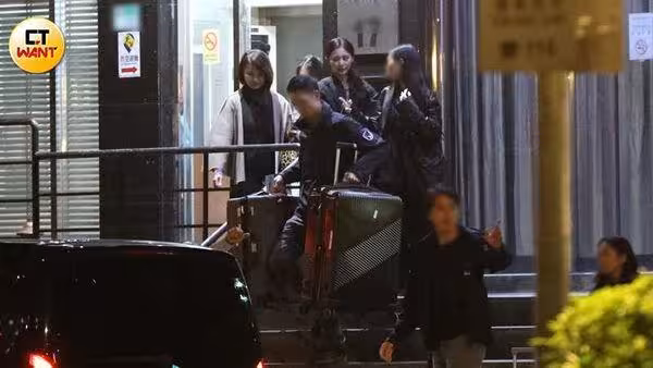 TWICE子瑜低調返台! 最高規格護駕「工作一天燦笑下班」