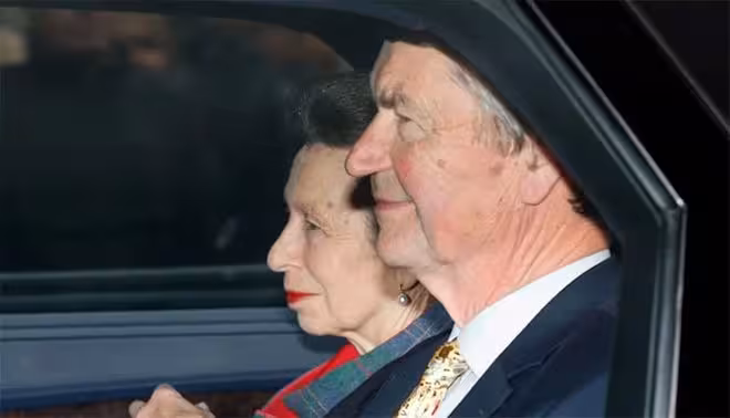 安妮公主紅唇驚艷王室聖誕午宴,背後傳統與波瀾引關注!