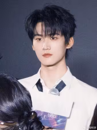 23歲周柯宇《狙擊蝴蝶》爆紅!親二哥是「短劇男神」坎坷身世曝光