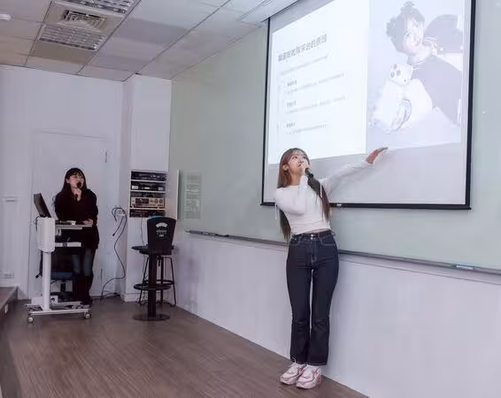 不是在作夢！廉世彬突襲校園　驚喜現身學生全嗨翻