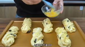 這麵包也太香了，新手也能輕鬆做出來的椰蓉提子卷！