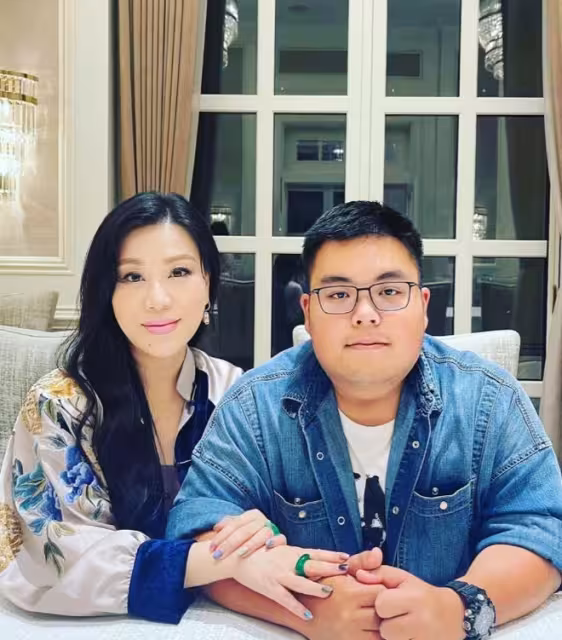 TVB前男星越南出生無礙愛國心！帶兒子回鄉祭祖！兒子打傘被誤認為是保安