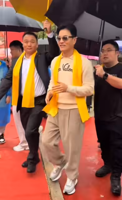 TVB前男星越南出生無礙愛國心！帶兒子回鄉祭祖！兒子打傘被誤認為是保安