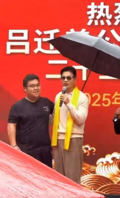 TVB前男星越南出生無礙愛國心！帶兒子回鄉祭祖！兒子打傘被誤認為是保安
