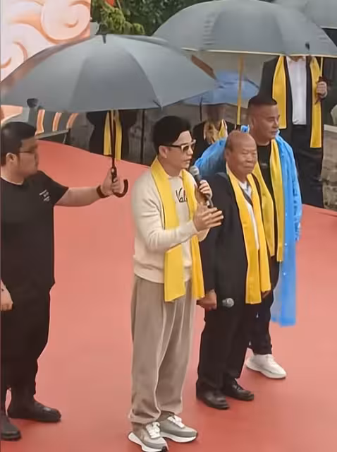 TVB前男星越南出生無礙愛國心！帶兒子回鄉祭祖！兒子打傘被誤認為是保安