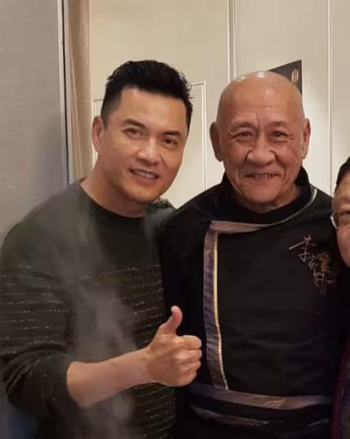 TVB前男星越南出生無礙愛國心！帶兒子回鄉祭祖！兒子打傘被誤認為是保安