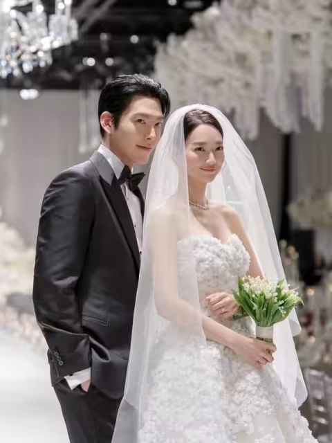 申敏兒甜勾金宇彬入場!婚禮照曝光 夫妻送「高級小禮」有巧思