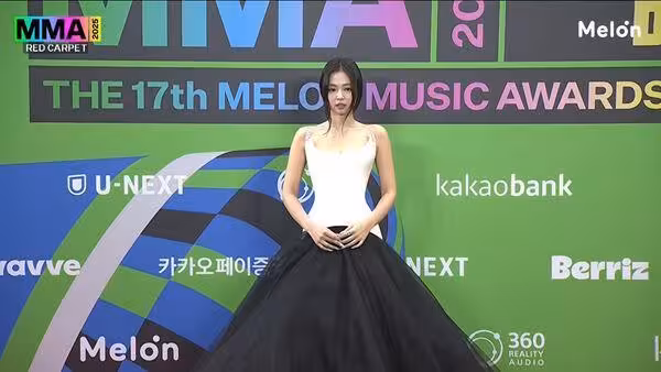 MMA/Jennie女王之姿駕到!「舊情人」Kai走在後面 巧妙擦肩而過