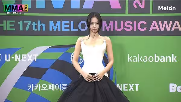 MMA/Jennie女王之姿駕到!「舊情人」Kai走在後面 巧妙擦肩而過
