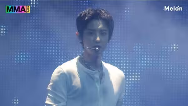 D.O.沖回MMA表演!帥氣軍裝合體EXO 狀態超猛「零失誤飆唱5首歌」