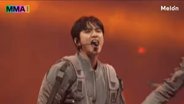 D.O.沖回MMA表演!帥氣軍裝合體EXO 狀態超猛「零失誤飆唱5首歌」