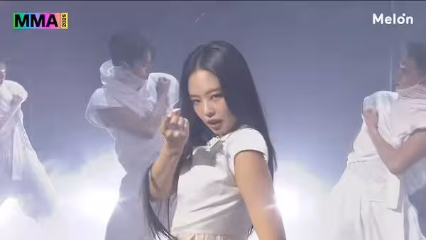 MMA/女王Jennie從天而降!唱到〈like JENNIE〉脫了 全場被辣瘋