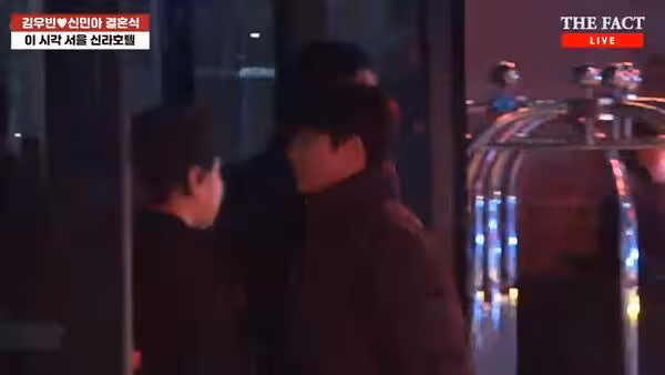 D.O.趕上婚禮了！MMA典禮搭車直奔金宇彬身邊　快速衝進飯店找哥哥