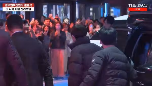 D.O.趕上婚禮了！MMA典禮搭車直奔金宇彬身邊　快速衝進飯店找哥哥