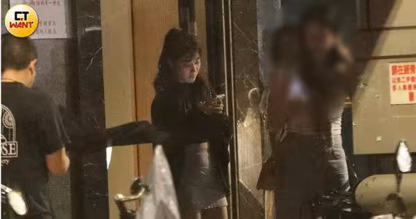 八點檔女神「門口濕吻人夫」 !夏宇禾深夜現蹤招待所 調情全被拍