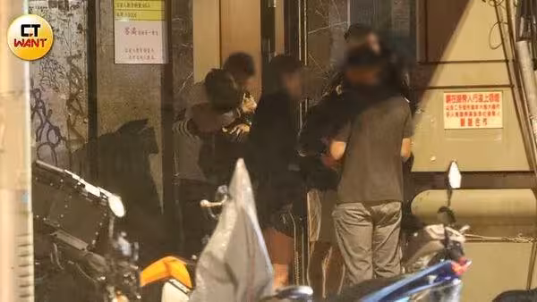 八點檔女神「門口濕吻人夫」 !夏宇禾深夜現蹤招待所 調情全被拍