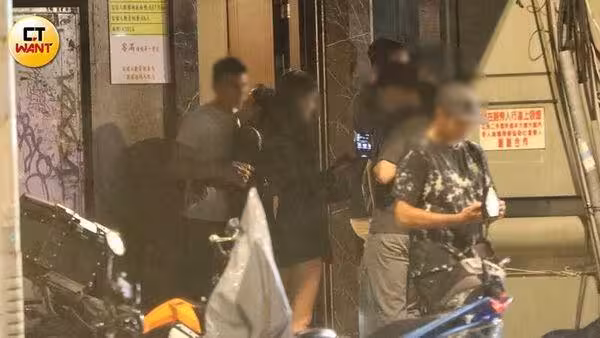 八點檔女神「門口濕吻人夫」 !夏宇禾深夜現蹤招待所 調情全被拍