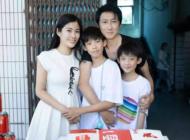 TVB男星與港姐太太宣布定居深圳！棄港2000呎獨立屋！老婆曾被傳與三男士外出
