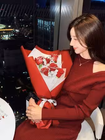 南珉貞「抱大束紅玫瑰」羞甜告白:來自南朋友們的求婚