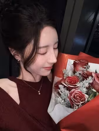 南珉貞「抱大束紅玫瑰」羞甜告白:來自南朋友們的求婚