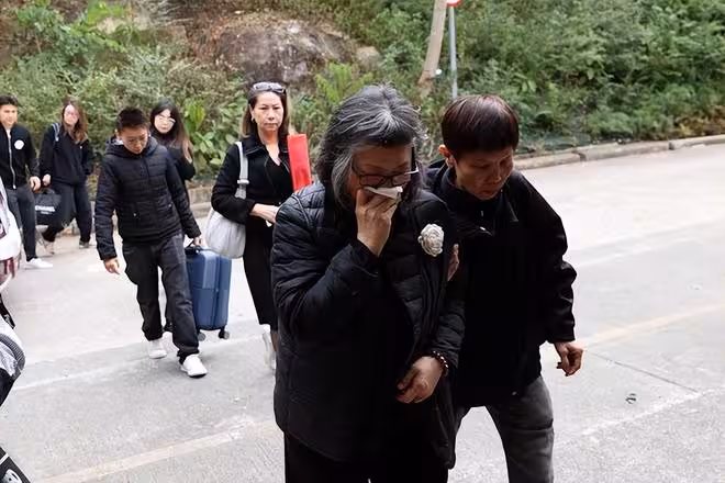 許紹雄遺孀在豪宅過聖誕其樂融融繼子也在，佘詩曼扮鬼臉好意外