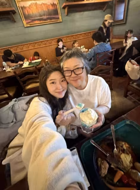 許紹雄遺孀在豪宅過聖誕其樂融融繼子也在，佘詩曼扮鬼臉好意外