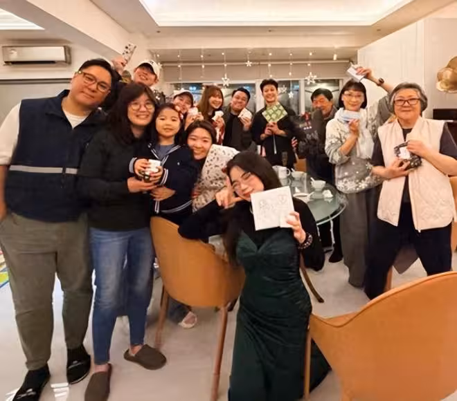 許紹雄遺孀在豪宅過聖誕其樂融融繼子也在，佘詩曼扮鬼臉好意外