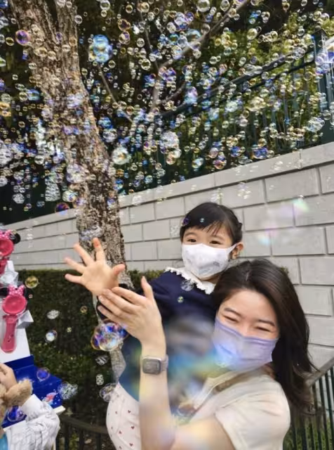 許紹雄遺孀在豪宅過聖誕其樂融融繼子也在，佘詩曼扮鬼臉好意外