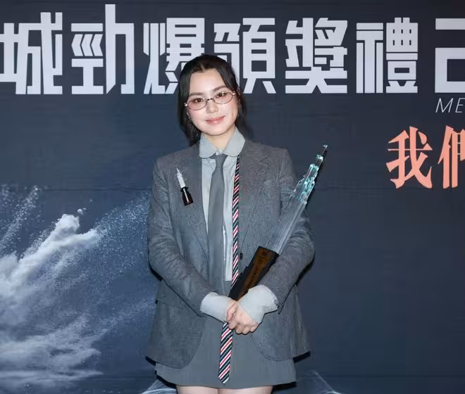 TVB小花大曬被男星親臉照後露面！澄清是玩遊戲：不只是他一個人親
