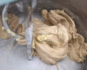 秋天來啦！改吃全麥焦糖蘋果肉桂卷啦！