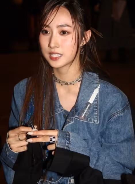 TVB小花再曝被親臉頰照!遭圈內另一位大咖親吻!直呼玩過頭了!