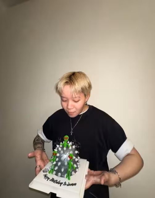 TVB小花再曝被親臉頰照!遭圈內另一位大咖親吻!直呼玩過頭了!