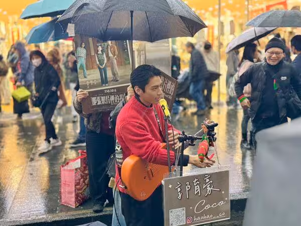 聖誕節西門町街頭捕獲「帥哥淋雨自彈自唱」　一看竟是人氣男星！