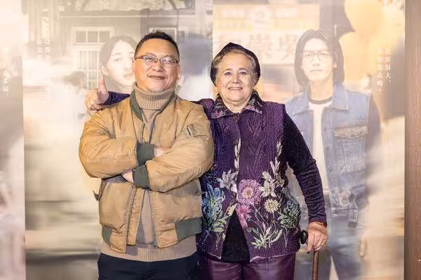 聖誕節西門町街頭捕獲「帥哥淋雨自彈自唱」　一看竟是人氣男星！