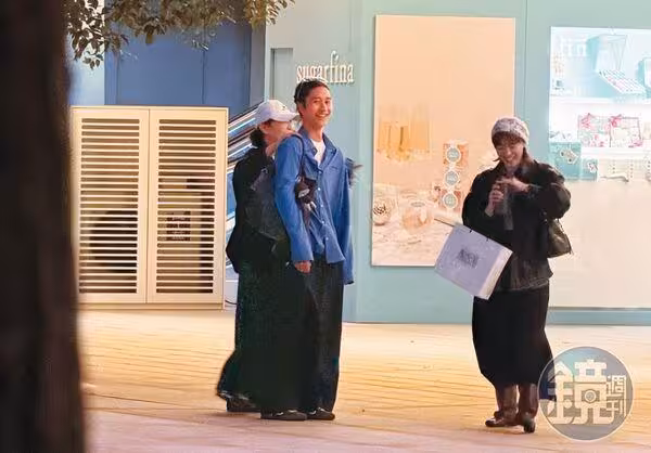 魏如萱小21歲男友回來了!奔信義區0偽裝約會「當眾親昵舉動全被拍」