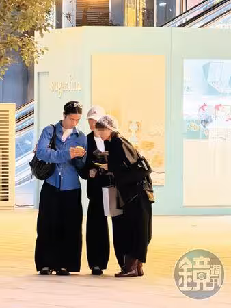 魏如萱小21歲男友回來了!奔信義區0偽裝約會「當眾親昵舉動全被拍」