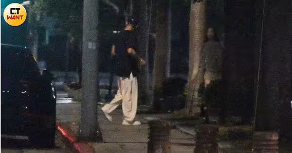 邊走邊抽菸！祝釩剛牽手遭甩開　女友「被迫吸二手菸」變臉畫面曝