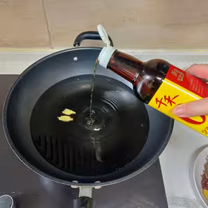 軟糯入味的《雞翅雞爪煲》