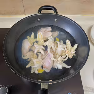 軟糯入味的《雞翅雞爪煲》