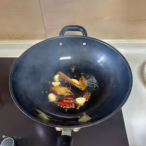 軟糯入味的《雞翅雞爪煲》