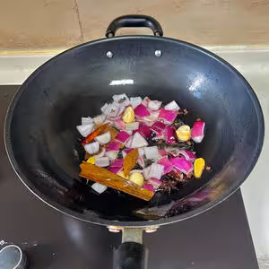 軟糯入味的《雞翅雞爪煲》