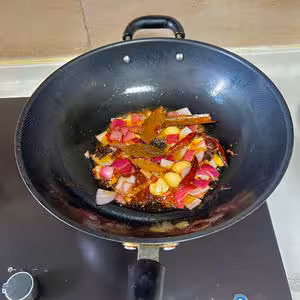 軟糯入味的《雞翅雞爪煲》