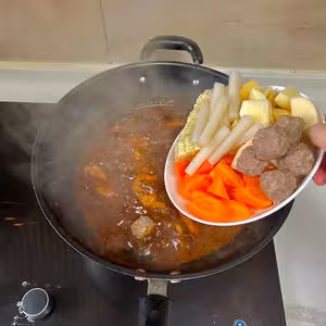 軟糯入味的《雞翅雞爪煲》